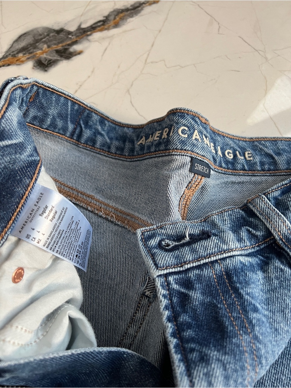 American Eagle Outfitters Barrel Jeans in Medium Blue Denim size 4 - Picture 4 of 9